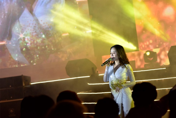Là một người con của xứ Thanh xuất hiện trong chương trình, nữ ca sỹ xinh đẹp Phương Linh mang đến hai ca khúc ca ngợi quê hương, đất nước: Biển hát chiều này và Hello Việt Nam. Cô chia sẻ cảm xúc tự hào khi được hát trên chính quê hương của mình.