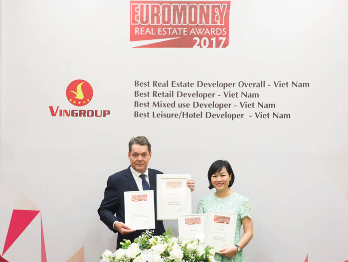 Bà Dương Mai Hoa, Tổng giám đốc Tập đoàn Vingroup nhận giải thưởng do tạp chí Euromoney trao tặng.