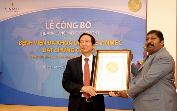 Ông Prabhu Vinayagam – GĐ điều hành JCI Khu vực Châu Á – Thái Bình Dương chính thức trao chứng chỉ JCI cho GS.TS Nguyễn Thanh Liêm – TGĐ Bệnh viện Đa khoa Quốc tế Vinmec.