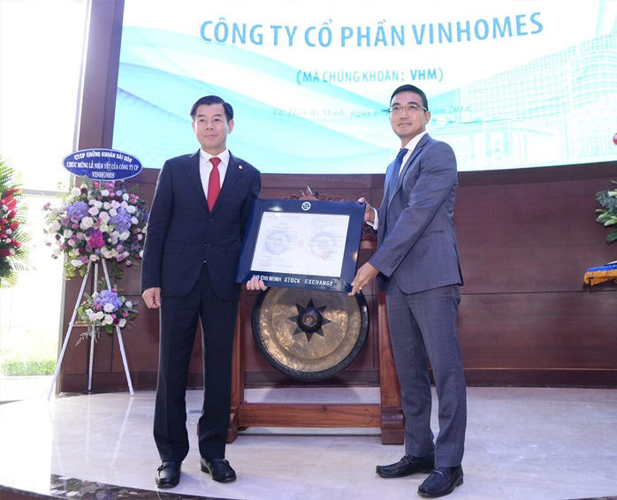 Ông Lê Hải Trà, Phụ trách HĐQT HOSE trao quyết định chính thức niêm yết cổ phiếu Vinhomes – VHM