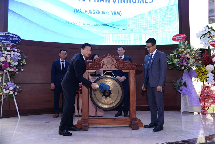 Ông Nguyễn Việt Quang – Tổng Giám đốc Tập đoàn Vingroup thực hiện nghi thức đánh cồng tại sự kiện Vinhomes nhận quyết định niêm yết cổ phiếu VHM.